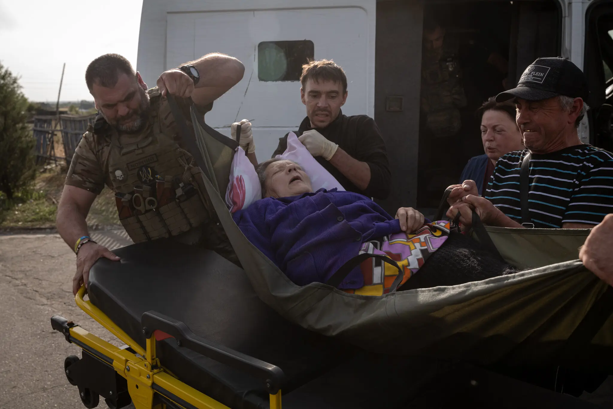 Співробітники спецпідрозділу Національної поліції України з евакуації «Білі ангели» у вересні евакуювали жінку з чоловіком у Донецькій області.